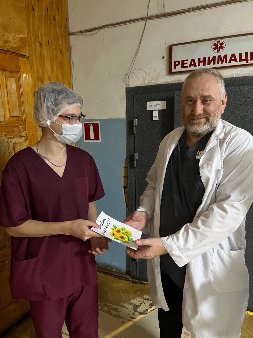 Сегодня в День учителя студенты навестили тех, кто посвятил свою жизнь медицине и обучению будущих специалистов